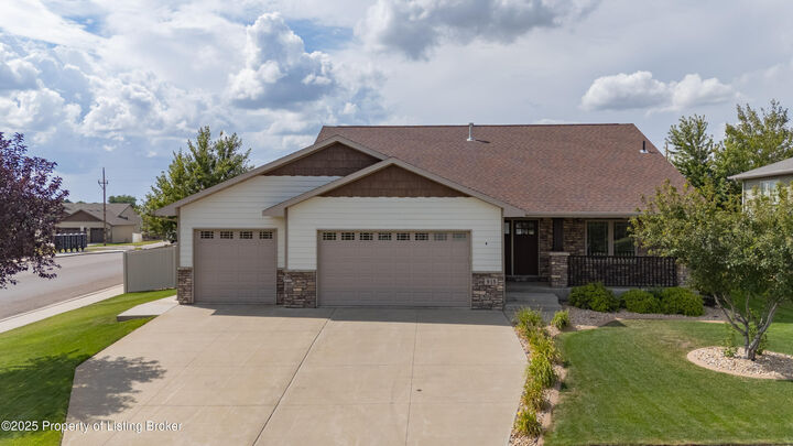 915 Mustang Avenue  Dickinson ND 58601 photo