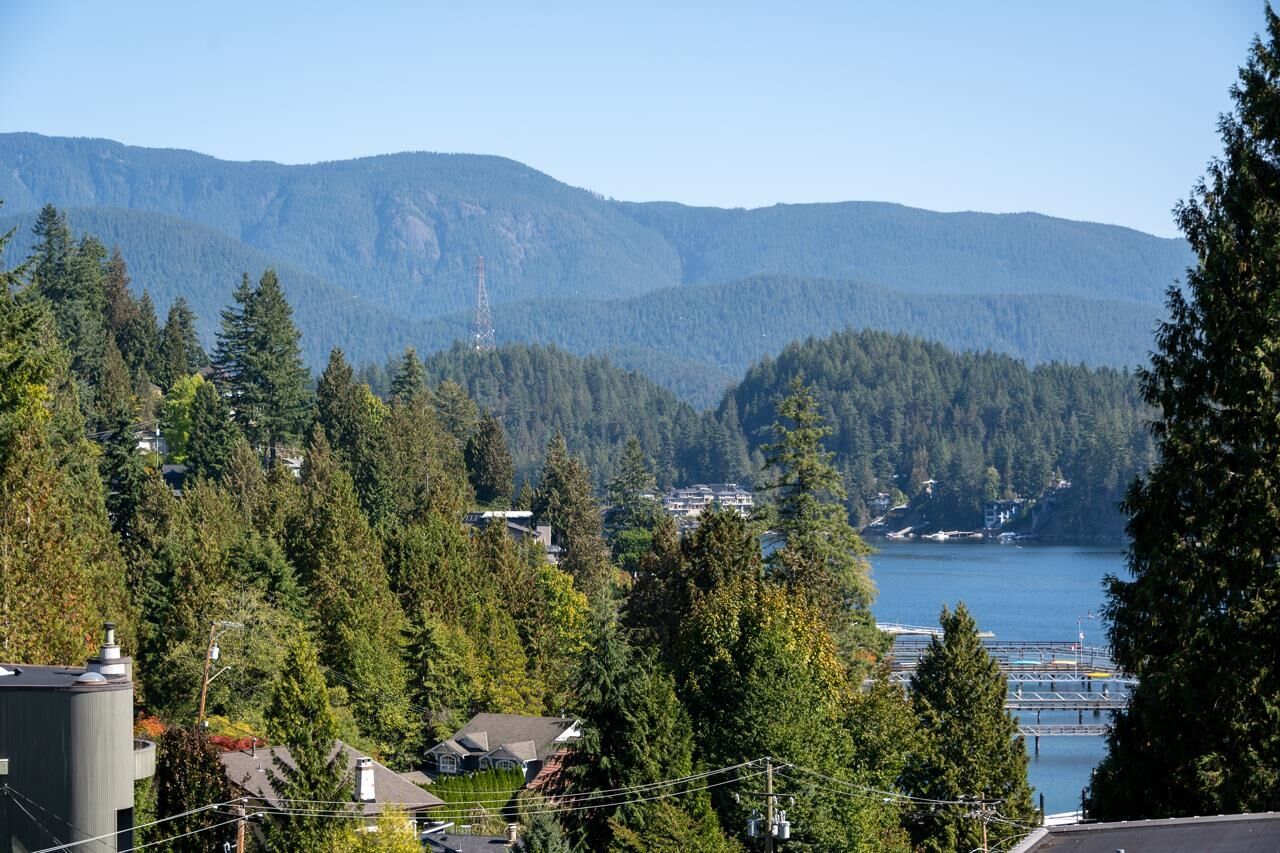 Photo de la propriété:  4477 Strathcona Road  BC V7G 1G7 