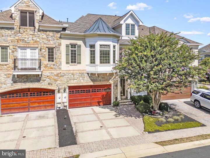 Property Photo: 18359 Eagle Point Square VA 20176