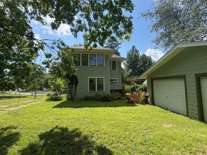 Property Photo: 1818 Morningside Drive IA 52245