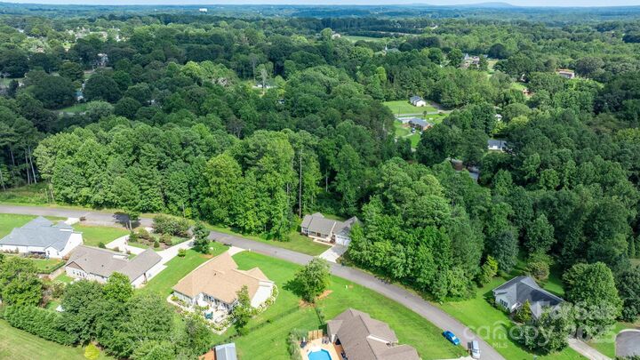 Property Photo: 1210 Kensington Circle NC 28658