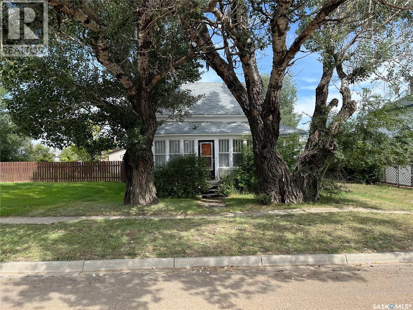 Property Photo: 9 3rd Street E SK S0H 4K0