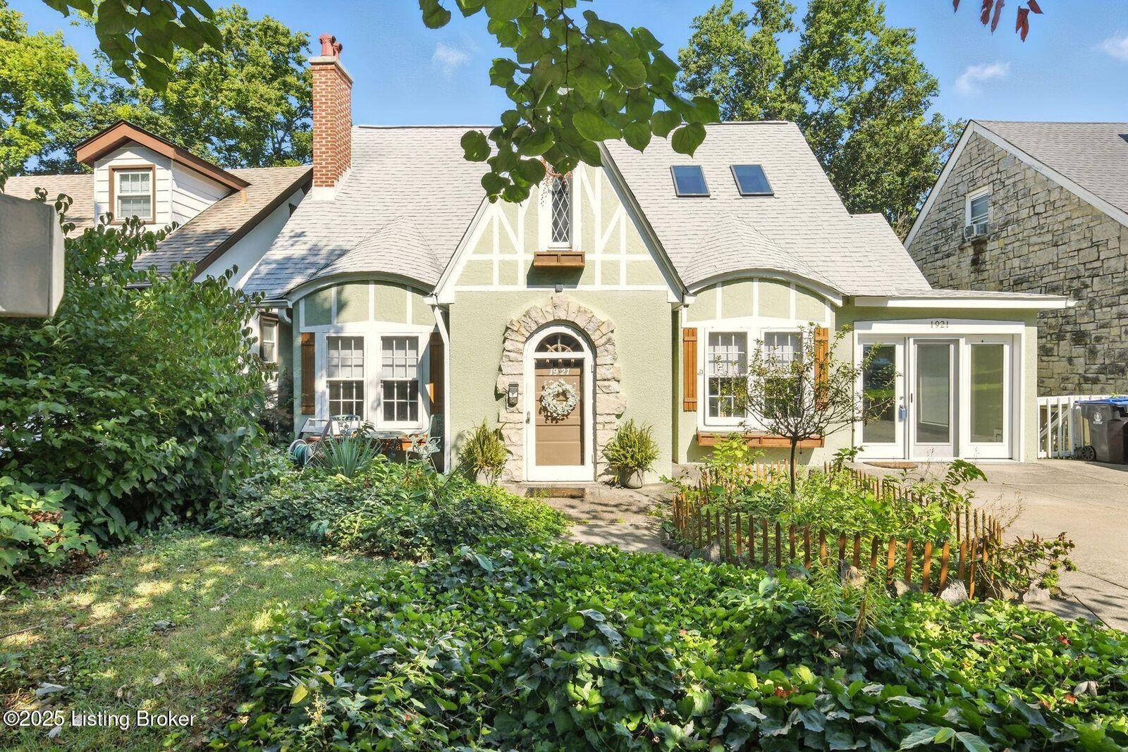 Property Photo:  1921 Trevilian Way  KY 40205 