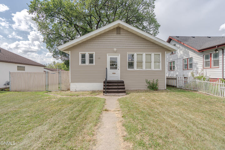 Property Photo: 618 N 12th Street ND 58501