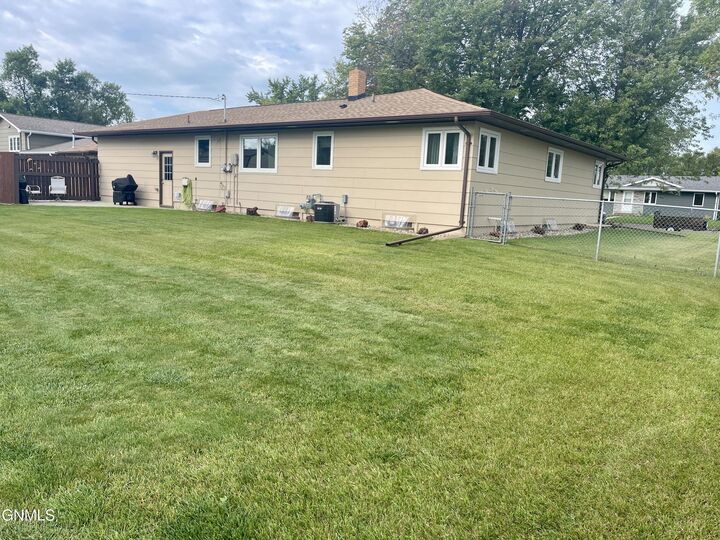 Property Photo:  1022 9th Avenue NE  ND 58401 