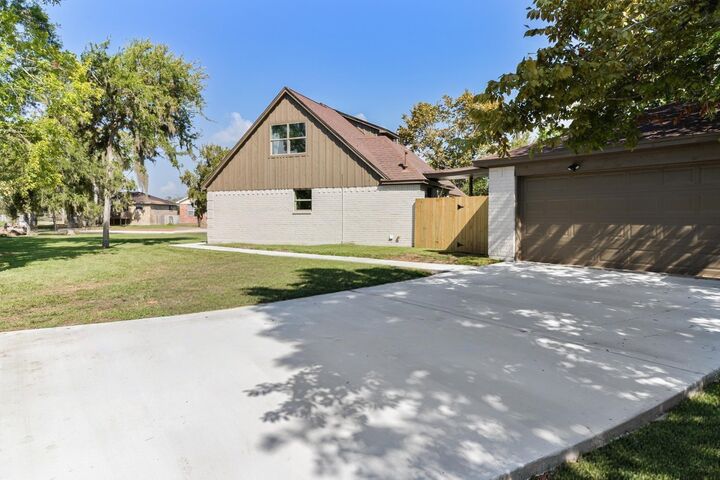 Property Photo:  257 Briarcreek Street  TX 77531 