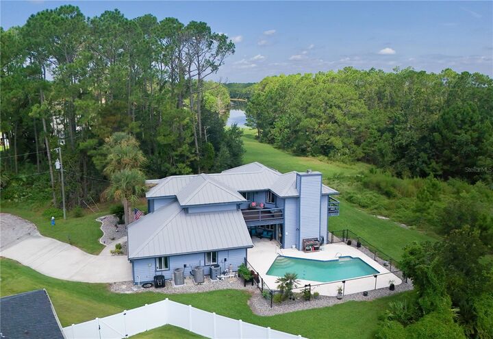 Property Photo: 14 Lake Place FL 32137