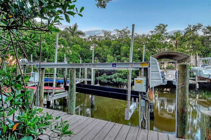Property Photo: 7154 Hawks Harbor Circle FL 34207