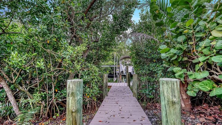Property Photo:  7154 Hawks Harbor Circle  FL 34207 