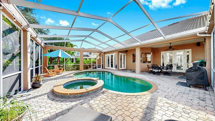 Property Photo:  6408 Rubia Circle  FL 33572 