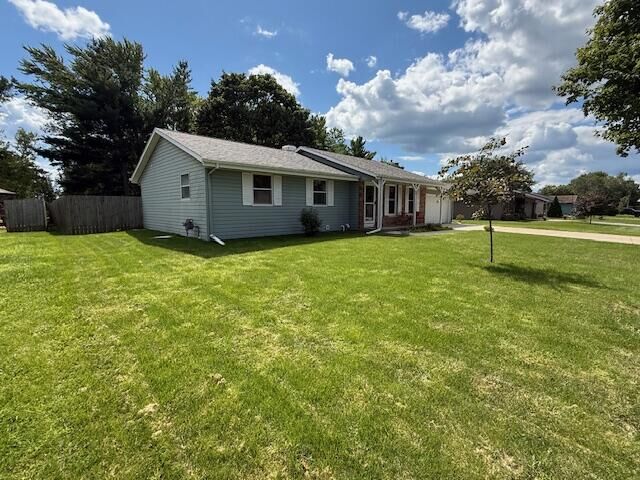 Property Photo:  1239 Woodland Dr  WI 53563 