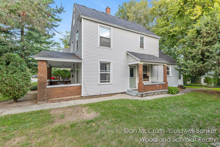 Property Photo:  909 Crescent Street NE  MI 49503 