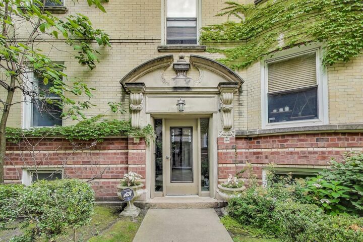 Property Photo: 1442 W Carmen Avenue 1 IL 60640
