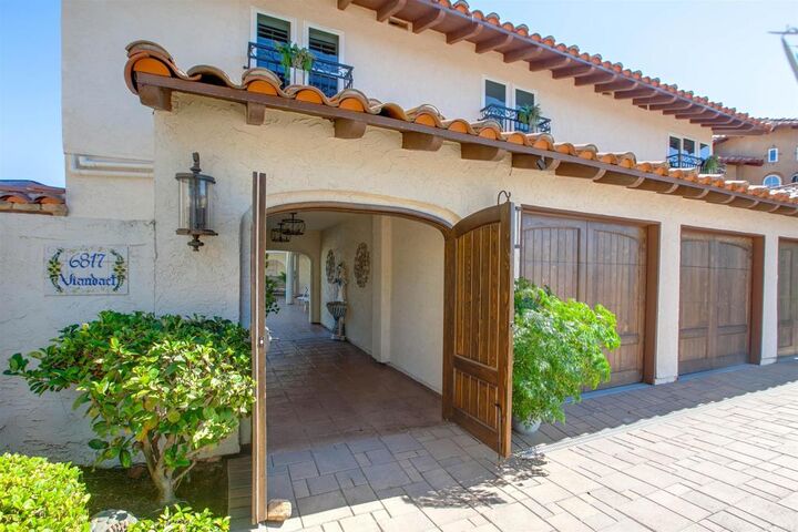 Property Photo: 6817 Vianda Ct Court CA 92009