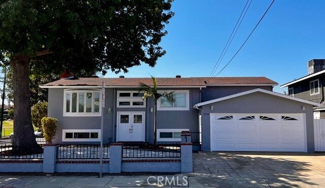 Property Photo: 1514 E Maple Avenue CA 90245