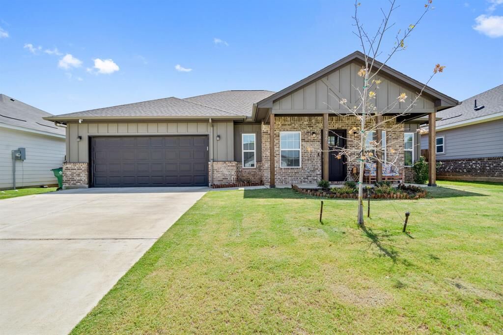 Property Photo: 117 Magnolia Estates Street TX 76036