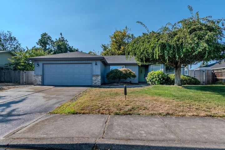 Property Photo: 908 Juanita Way OR 97502
