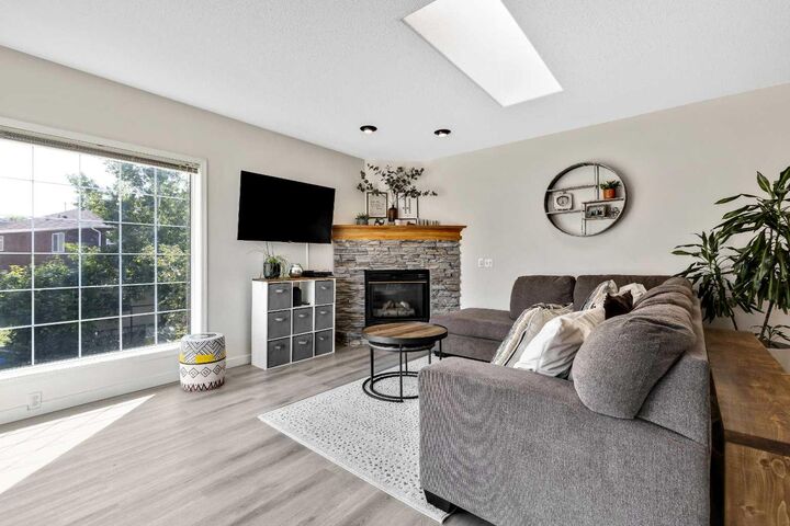 Property Photo:  511 Lineham Acres Drive NW  AB T1C 1T3 
