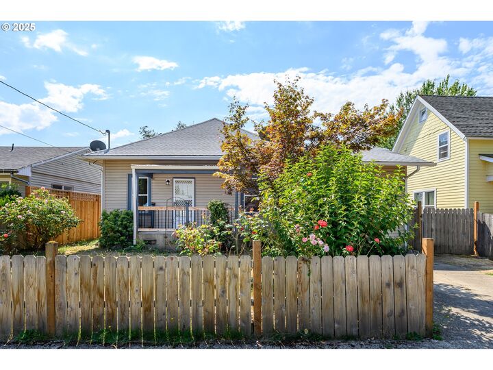 Property Photo:  1404 E 8th St  OR 97132 