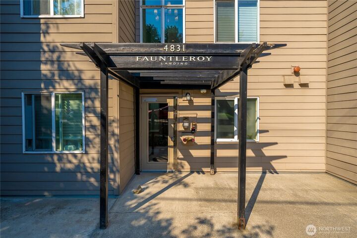 4831  Fauntleroy Way SW 401  Seattle WA 98116 photo
