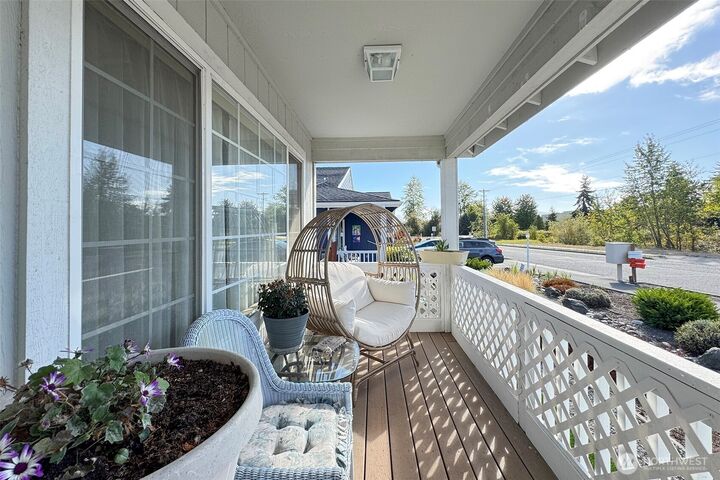 Property Photo:  824 E Washington Place 7  WA 98382 