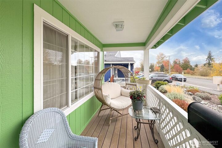 Property Photo:  824 E Washington Place 7  WA 98382