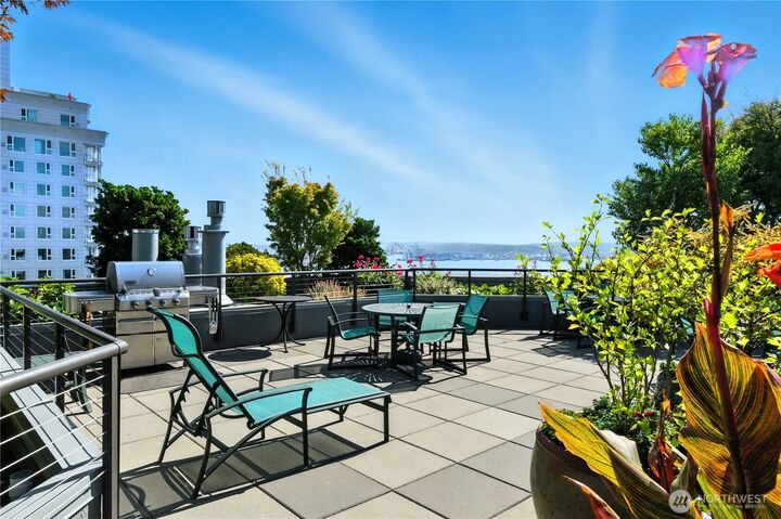Property Photo: 2621 2nd Avenue 804 WA 98121