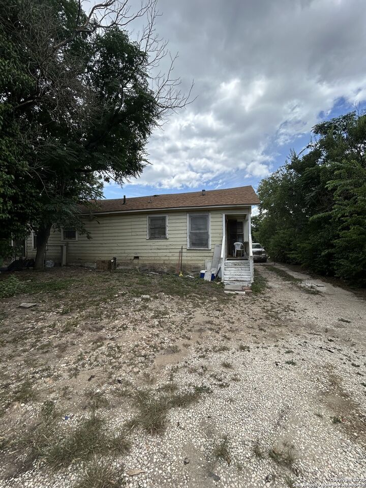 Property Photo:  803 Poinsettia  TX 78202 