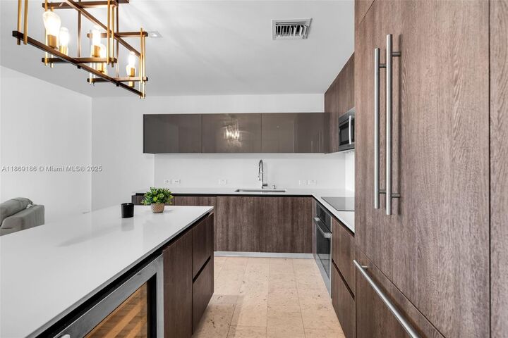 Property Photo: 68 SE 6th St 2410 FL 33131