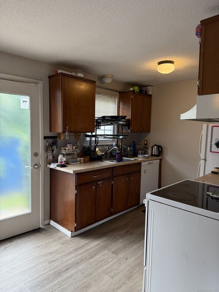 Property Photo:  633 Center Street Apt E  CT 06040 
