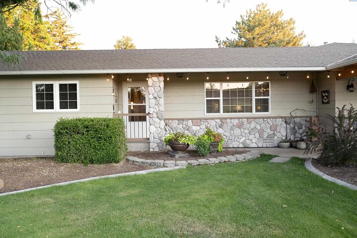 Property Photo: 1531 Paterson Rd WA 99350