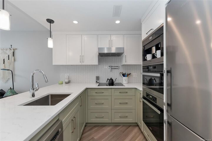 Property Photo:  930 Yates St 803  BC V8V 4Z3 