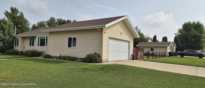 Property Photo:  930 Shinagle Drive  ND 58601 