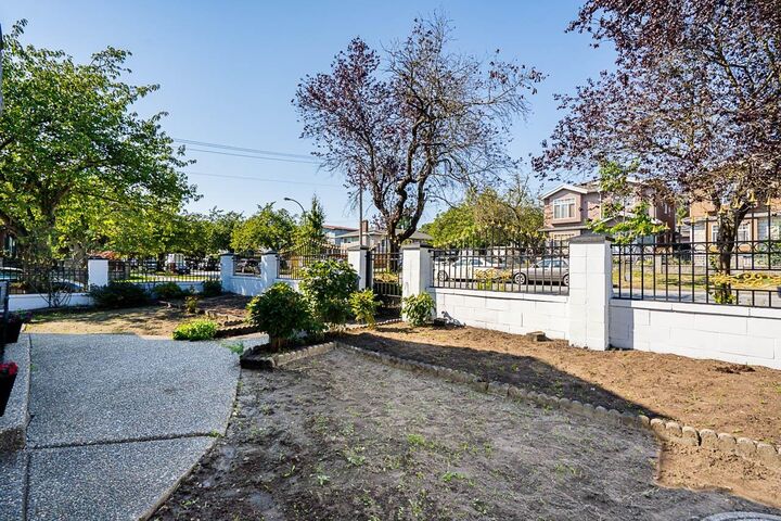 Photo de la propriété:  1306 E 60 Avenue  BC V5X 2A9 