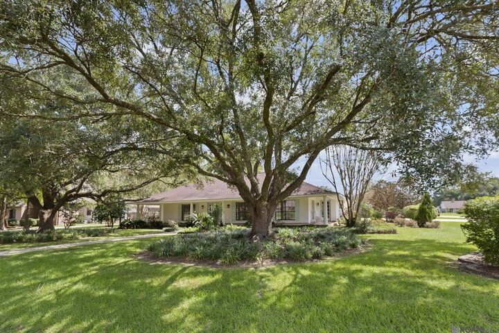 Property Photo: 8945 Round Oak Dr LA 70817