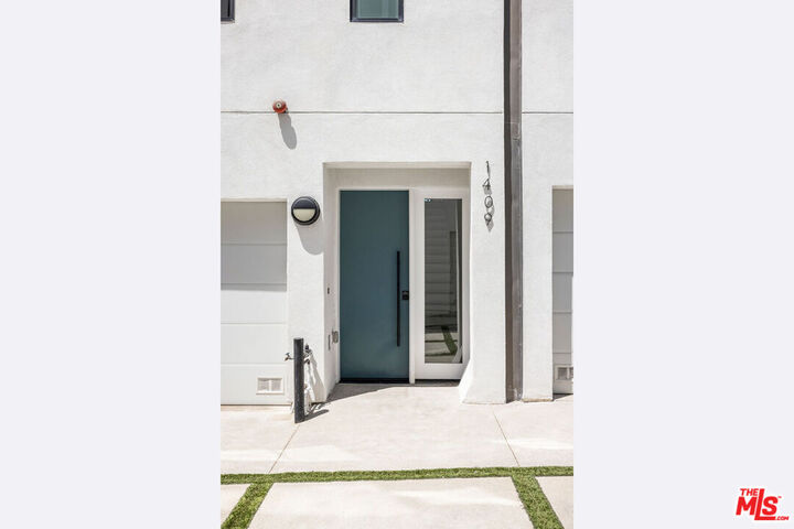 Property Photo: 1409 Roca Ln CA 90041