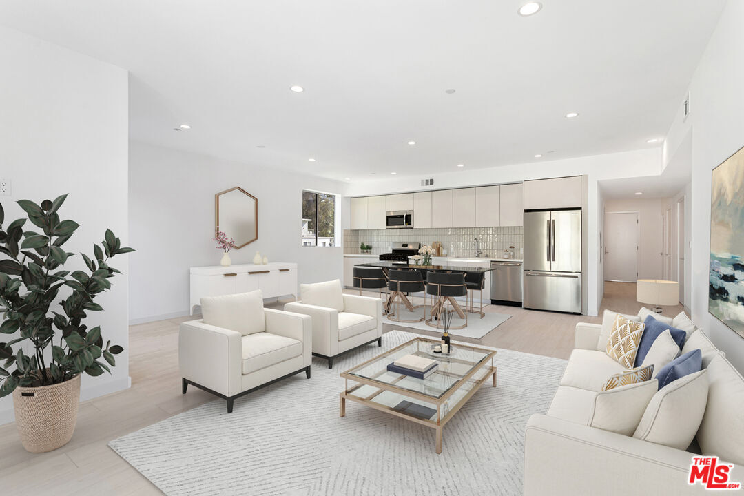 Property Photo:  11620 Chenault St  CA 90049 