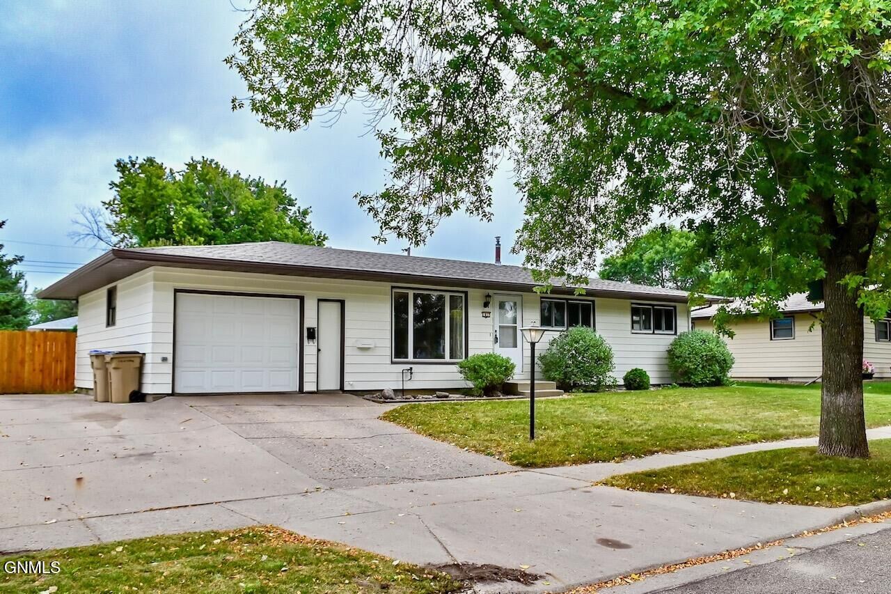 Property Photo:  1837 10th Street SW  ND 58701 
