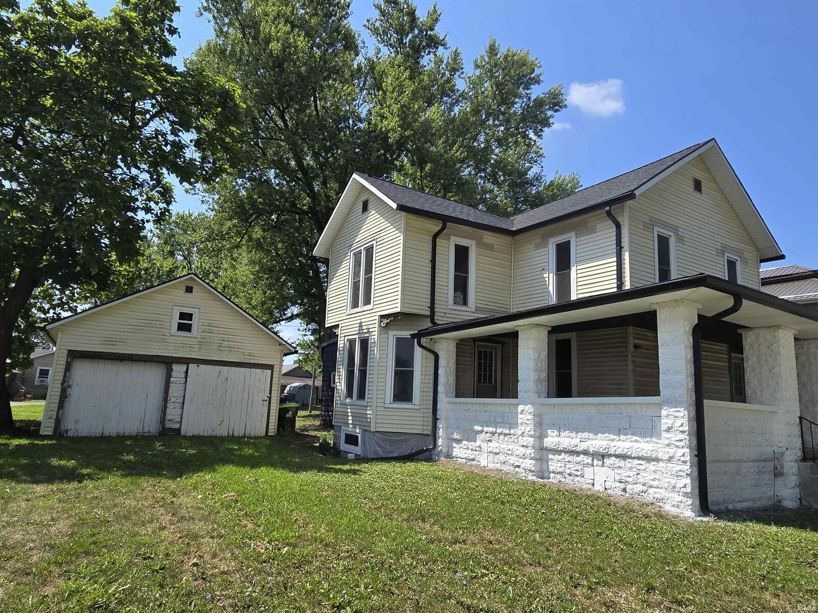 Property Photo: 144 W Oak Street IN 46721