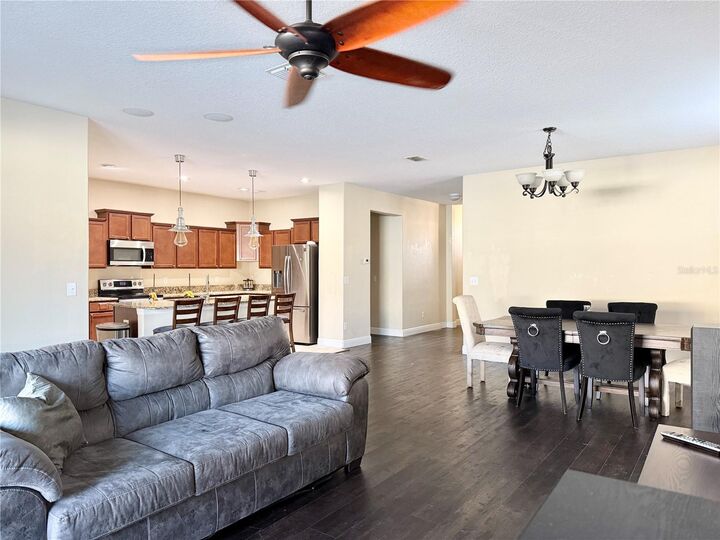 Property Photo: 1711 Palm Warbler Ln FL 33570