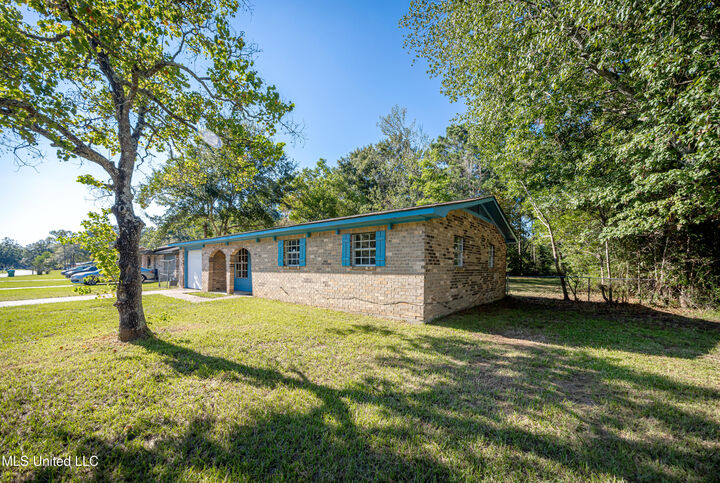 Property Photo: 1512 Riverside Drive MS 39553