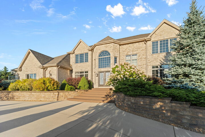 7444 S Stone Hedge Dr  Franklin WI 53132 photo