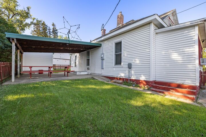 Property Photo:  208 5th Ave SE  ND 58701-0 