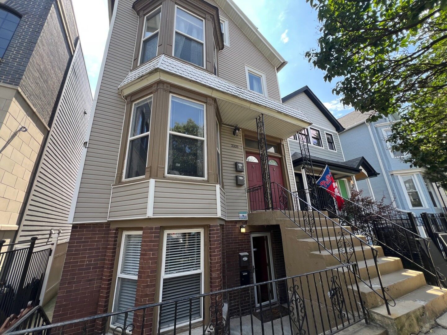 Property Photo: 2335 W Barry Avenue 1 IL 60618