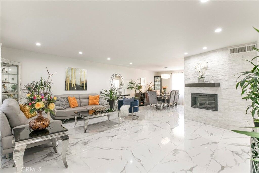 Property Photo:  9520 Via Tivoli  CA 91504