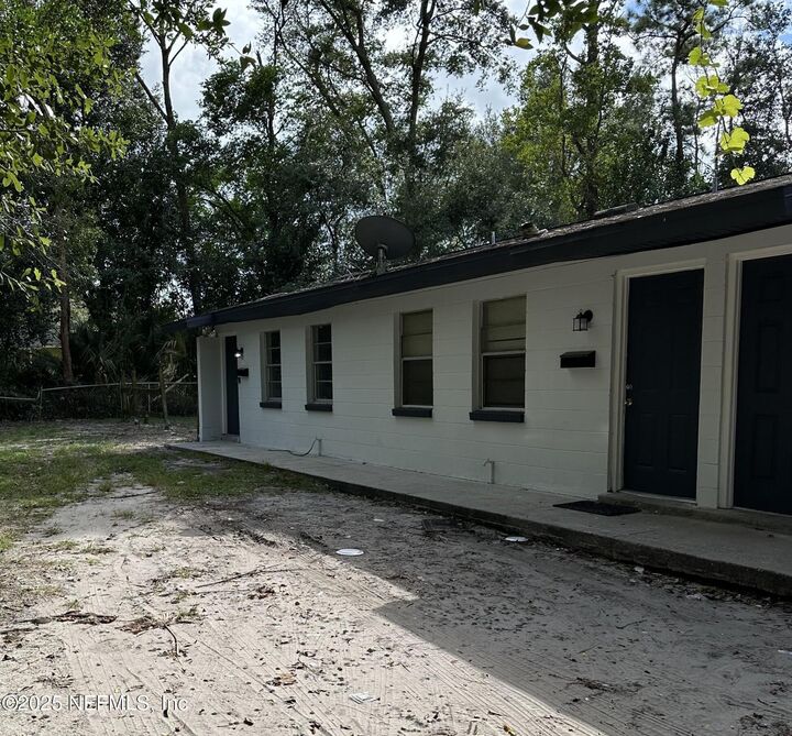Property Photo: 7190 Conant Avenue FL 32210