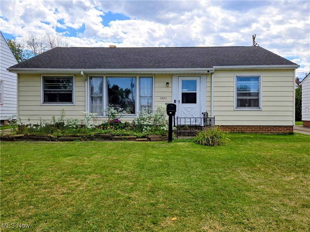 Property Photo: 3325 Commonwealth OH 44134