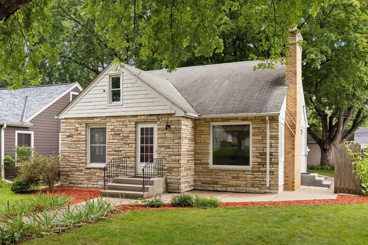 Property Photo:  2906 Zenith Avenue N  MN 55422 
