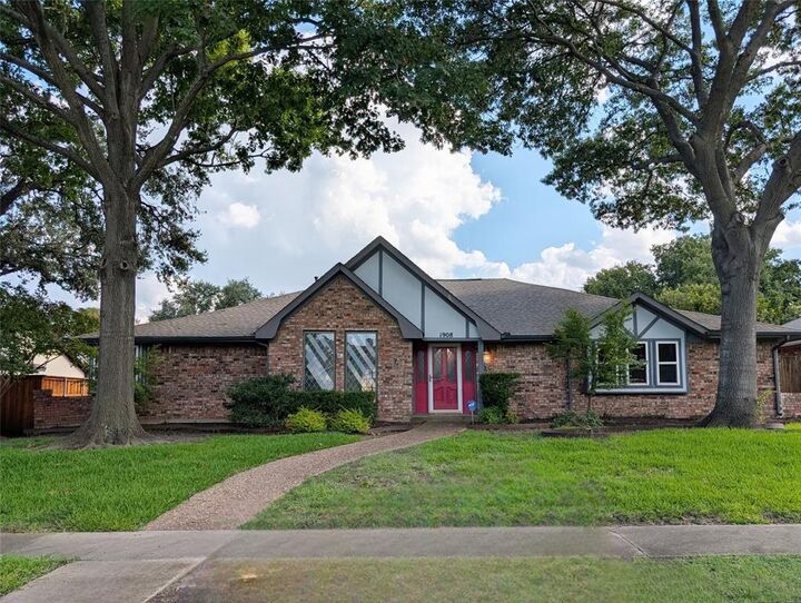 Property Photo: 1908 Lake Crest Lane TX 75023