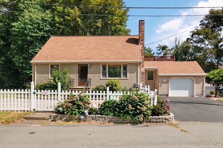 Property Photo: 52 Fairlawn Cir MA 01545